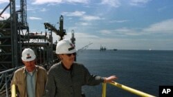 A ex-Secretária de Estado americana, Madeleine Albright, durante uma visita às instalações da Chevron, em Cabinda