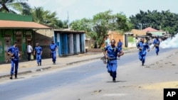 Des policiers prennent le contrôle des rues à Bujumbura, Burundi, le 2 juin 2015