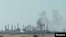 Дым над НПЗ Saudi Aramco к югу от Эр-Рияда. 