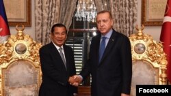 Prime Minister Hun Sen meets with Turkish President Recep Tayyip Erdogan in Istanbul to boost bilateral ties on October 21, 2018, Istanbul, Turkey. (Facebook/Hun Sen official page)