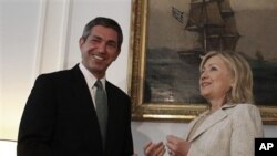 Sakatariyar ma'aikatar harkokin wajen Amurka Hillary Rodham Clinton, tana tsaye da ministan harkokin kasashen ketare na kasar Girka Stavros Lambrinidis a Athens,