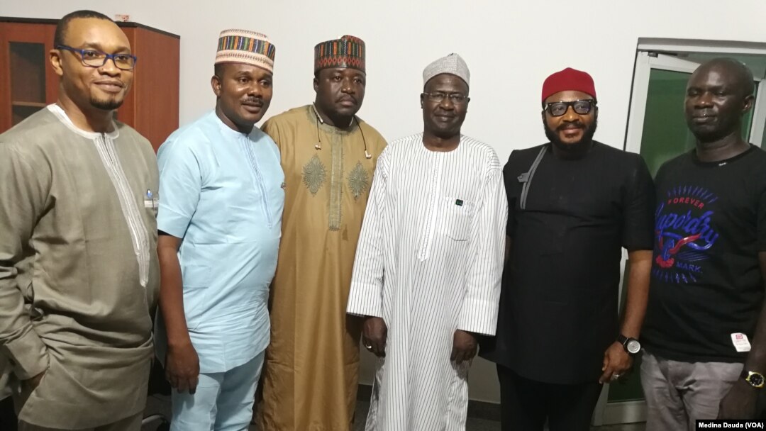 Shugabannin Matasan Najeriya da suka tattauna a zauren Muryar Amurka dake Abuja kan IPOB da wakilin Muryar Amurka cikin farar riga a tsakiyarsu