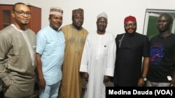 Shugabannin Matasan Najeriya da suka tattauna a zauren Muryar Amurka dake Abuja kan IPOB da wakilin Muryar Amurka cikin farar riga a tsakiyarsu