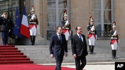 Rais Emmanuel Macron akiandamana na rais wa zamani Francois Hollande wakati akiondoka Ikulu mjini Paris baada ya sherehe za kuapishwa rais mpya, Mei 14, 2017. Picha ya AP.