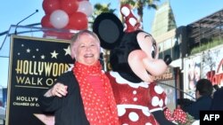 Aktris sulih suara Russi Taylor yang mengisi suara tokoh Minnie Mouse sejak 1986 berpose dengan Minnie Mouse saat menerima penghargaan di Hollywood Walk of Fame, 22 Januari 2018 di Hollywood, California. 