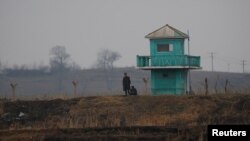 지난달 14일 중국 랴오닝성 단둥과 접경 지역인 북한 신의주 압록강 유역에서 북한 군인이 보초를 서고 있다. 