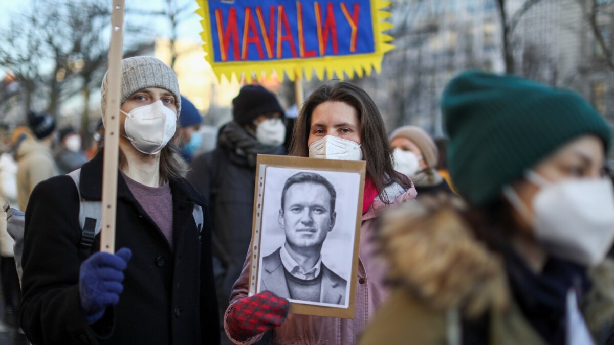 На акциях в память об Алексее Навальном задержано свыше четырехсот человек