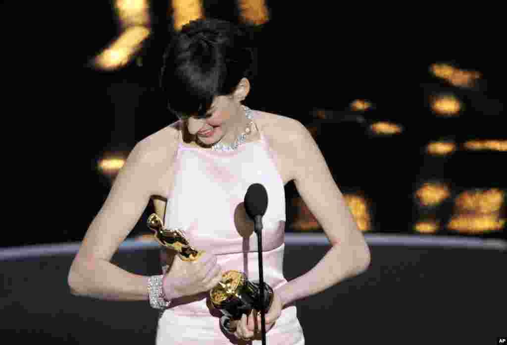 Anne Hathaway saat menerima penghargaan sebagai aktris pendukung terbaik dalam film &quot;Les Miserables&quot; pada Academy Awards ke-85 di Dolby Theatre, Los Angeles (24/2). (AP/Chris Pizzello/Invision) 