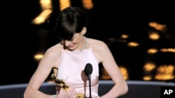 Anne Hathaway menerima penghargaan Oscar Aktris Pendukung Terbaik untuk perannya sebagai Fantine dalam film "Les Miserables" (24/2).
