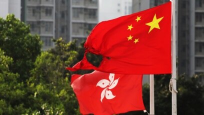 在香港黄大仙区飘扬的一面中国国旗在反送中示威中被烧毁了一角。（2019年10月13日）