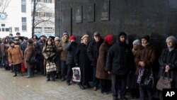 Пенсіонери у черзі за грошовою допомогою від самопроголошеної "Донецької народної республіки", 12 грудня 2014 р.