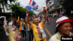 Anti-government protesters marching in the city center celebrate shortly after a Thai court delivered its verdict on Prime Minister Yingluck Shinawatra, in Bangkok, May 7, 2014.