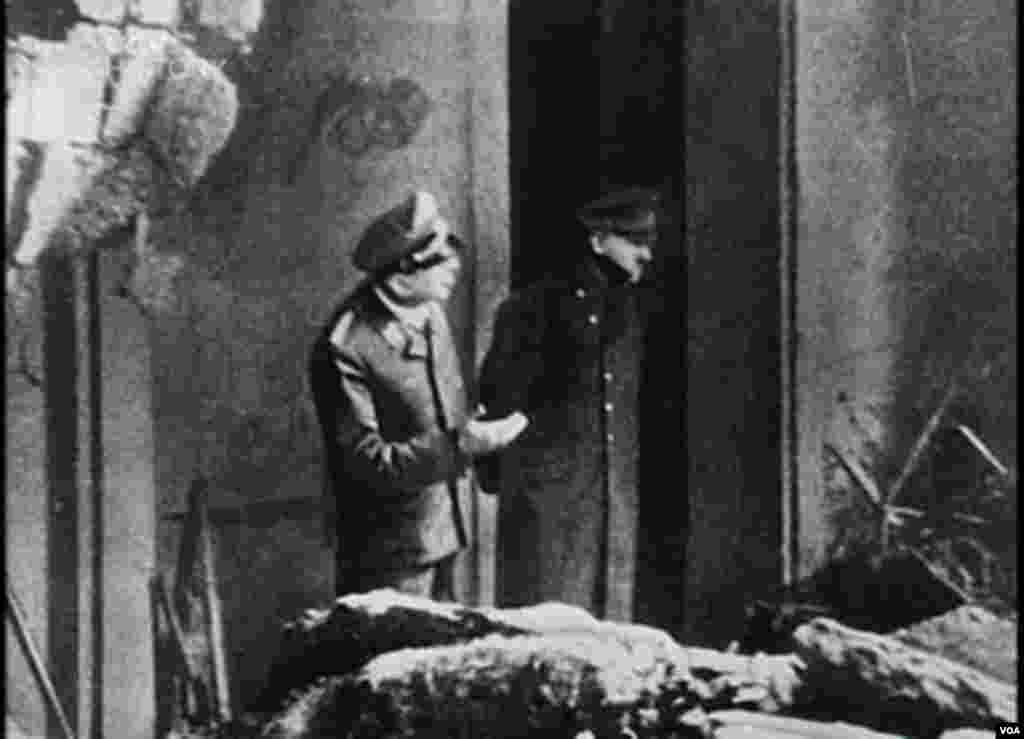 Adolf Hitlerin son məlum fotosu. 30 aprel, 1945. Öldüyü gün.