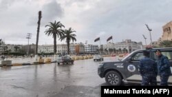 ARCHIVES-Des policiers patrouillent sur la place des Martyrs de Tripoli, la capitale libyenne, le 13 décembre 2021.