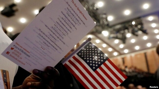 新公民在纽约举行的美国公民和移民服务部（USCIS）的入籍仪式上。（2017年4月10日）