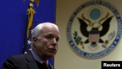 Senator AS John McCain dalam konferensi pers di Kedutaan Besar AS di Kabul, Afghanistan. (Foto: Dok)