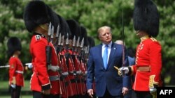صدر ٹرمپ اپنے برطانیہ کے دورے کے دوران بکنگھم پیلس میں گارڈ آف آنر کا معائنہ کر رہے ہیں۔ 3 جون 2019