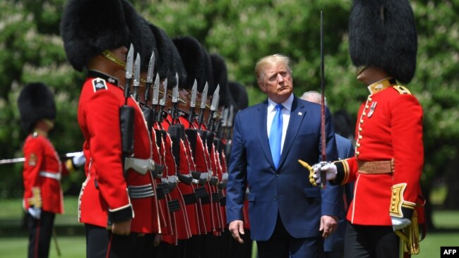 2019年6月3日特朗普在伦敦市中心白金汉宫举行的欢迎仪式上检阅仪仗队