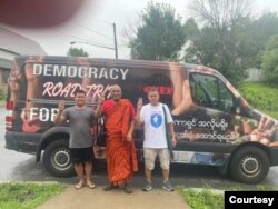 ျမန္မာ့ဒီမုိကေရစီအေရး အေမရိကန္အလယ္ပိုင္း ျပည္နယ္တခ်ဳိ႕မွာ လွည့္လည္ စည္း႐ုံးေနတဲ့ Democracy Road Trip for Burma ဗန္ကား။ (ဓာတ္ပုံ - Boston Free Burma)