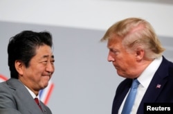 Presiden AS Donald Trump dan Perdana Menteri Jepang Shinzo Abe mengadakan pertemuan bilateral selama KTT G7 di Biarritz, Prancis, 25 Agustus 2019. (Foto: Reuters / Carlos Barria)