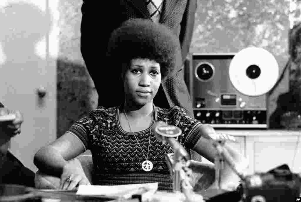 Mwimbaji wa Soul Aretha Franklin akiwa katika mkutano na waandishi wa habari, Machi 26,1973. &nbsp;