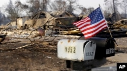 Un buzón de correo en medio de la destrucción causadas por las llamas en Santa Rosa, California.