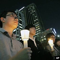 韩国民众悼念在延坪岛炮击中丧生的陆战队员