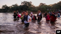 Migrantes centroamericanos cruzan el río Suchiate desde Tecún Umán, Guatemala, hasta México, el 23 de enero de 2020.