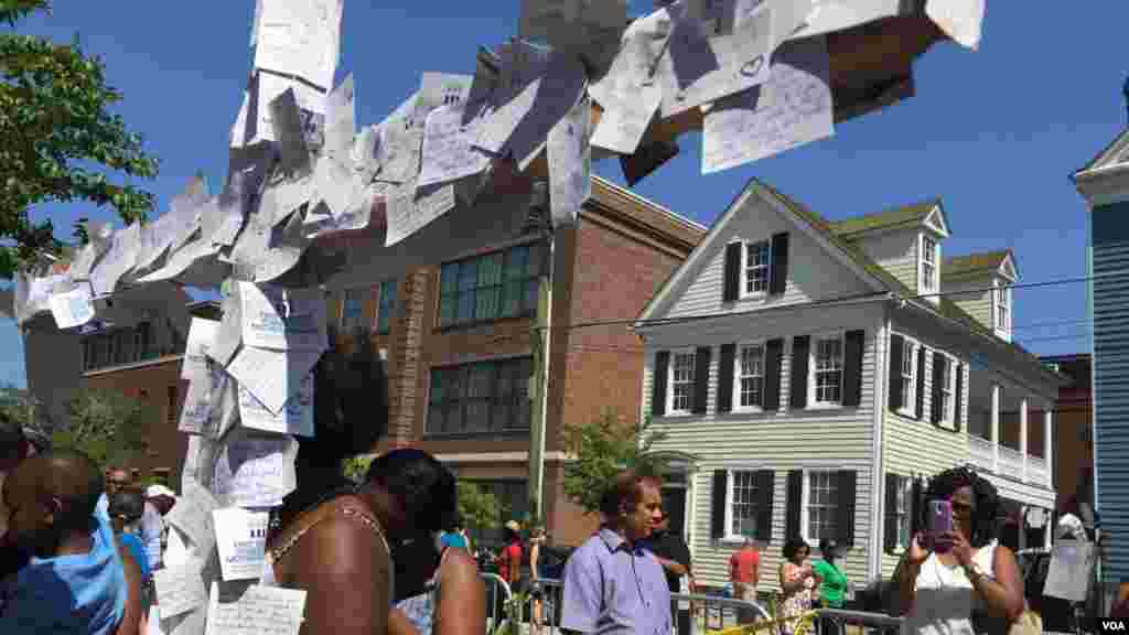 Une croix de fortune à laquelle sont attachés des messages en mémoires des victimes sur des bouts près de l&#39;église Emmanuel à Charleston, Caroline du Sud, le 21 juin, 2015. (Amanda Scott / VOA)