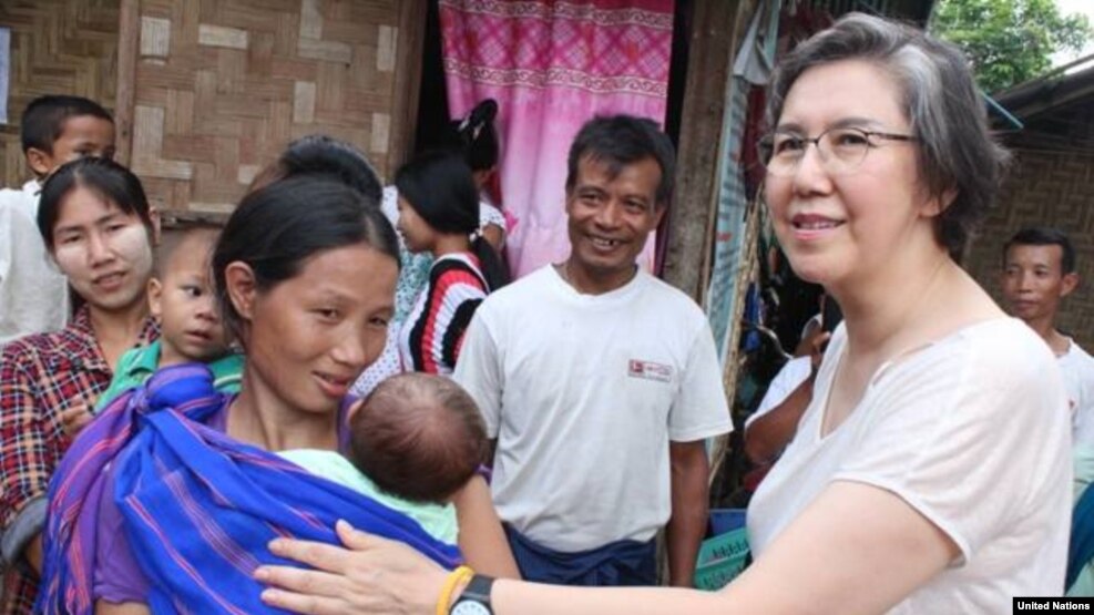 ကုလသမဂၢ အထူး ကိုယ္စားလွယ္ Ms Yanghee Lee ကခ်င္ ျပည္နယ္ ျမစ္ႀကီးနားၿမိဳ႕ ရွိ စခန္းကို သြားေရာက္စဥ္။ ဓါတ္ပံု - (UN Information Center)