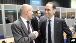 塞浦路斯财长（右）与欧洲央行董事会成员4月12日在都柏林