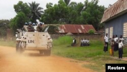 Des Casques bleus patrouillent près de Kananga, dans le Kasaï central, en RDC, le 11 mars 2017.