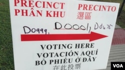 Un cartel en varios idiomas indica a los votantes donde emitir sus votos en las elecciones primarias en Houston, Texas, el martes, 1 de marzo de 2016.