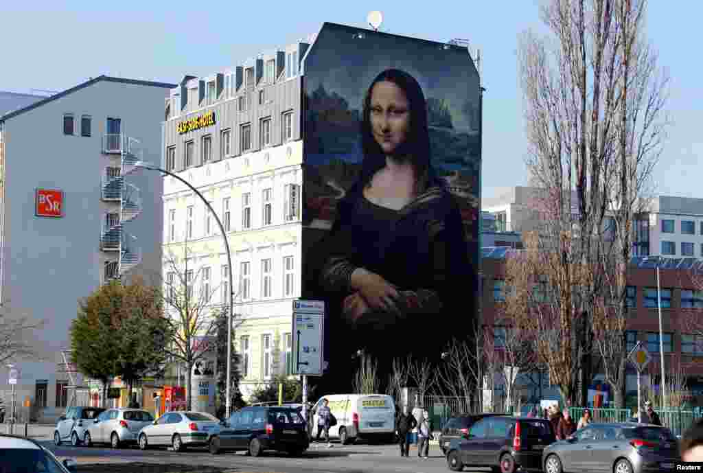 A mural by Berlin-based street art gang &quot;Die Dixons&quot; (The Dixons) which features a giant reproduction of Leonardo da Vinci&#39;s artwork Mona Lisa, is seen near East Side Gallery in Berlin, Germany.