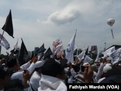 Reuni persaudaraan 212 di lapangan Monas , Minggu (2/12) (foto: VOA/Fathiyah Wardah)