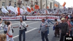 去年夏季莫斯科市中心舉行的要求自由和釋放政治犯的大遊行。（美國之音白樺攝）