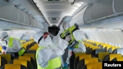 Дезінфекція літака в римському аеропорту в Італії, де уряд дозволив пасажирські перевезення після кількамісячного карантину у зв’язку з COVID-19