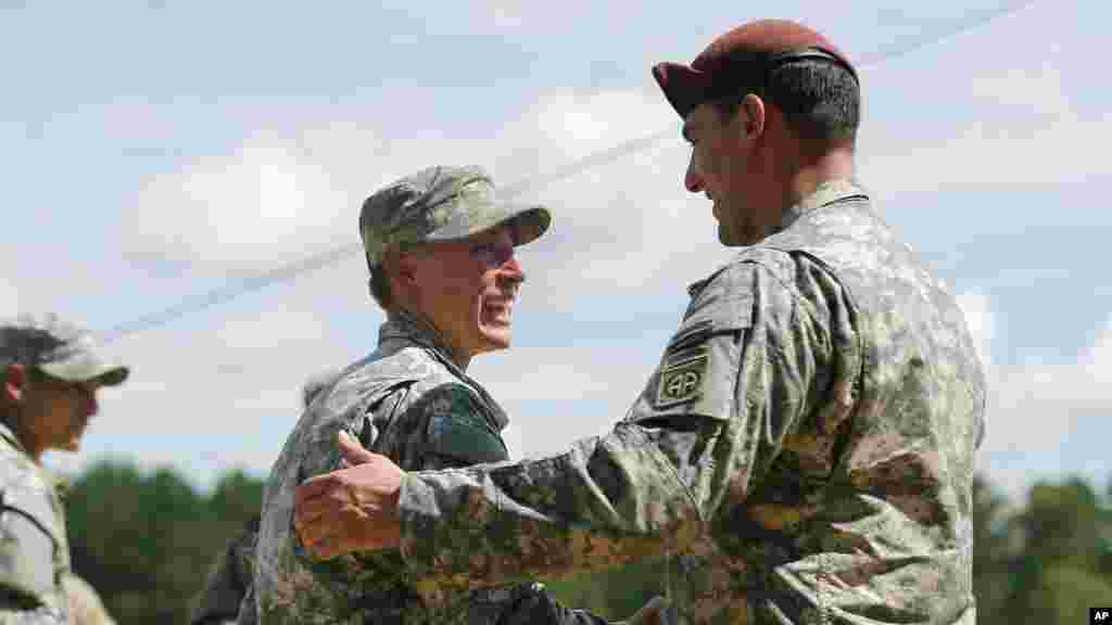 La première lieutenant Shaye Haver, à gauche, est félicitée par un soldat non identifié avant une cérémonie de remise des diplômes de l&#39;école des Rangers de l&rsquo;armée américaine vendredi 21 août 2015, à Fort Benning, en Géorgie.&nbsp;