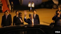 លោក​ John Kerry រដ្ឋមន្ត្រី​ការ​បរទេស​សហរដ្ឋ​អាមេរិក​បក់​ដៃ​ទៅ​កាន់​ក្រុម​អ្នក​កាសែត​​ខណៈ​ដែល​លោក​អញ្ជើញ​មក​ដល់​អាកាសយានដ្ឋាន​អន្តរជាតិ​ភ្នំពេញ​កាល​ពី​ថ្ងៃ​ច័ន្ទ ទី​២៥​ ខែ​មករា ឆ្នាំ​២០១៦ ដើម្បី​បំពេញ​ទស្សនកិច្ច​រយៈ​ពេល​២​ថ្ងៃ។ (នូវ ពៅលក្ខិណា/VOA)