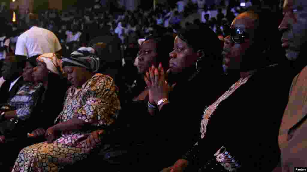Maman Amazone, l&#39;épouse de Papa Wemba, et ses filles assistent la cérémonie officielle organisée par le gouvernement ivoiriens pour honorer Papa Wemba à Abidjan, 27 avril 2016.