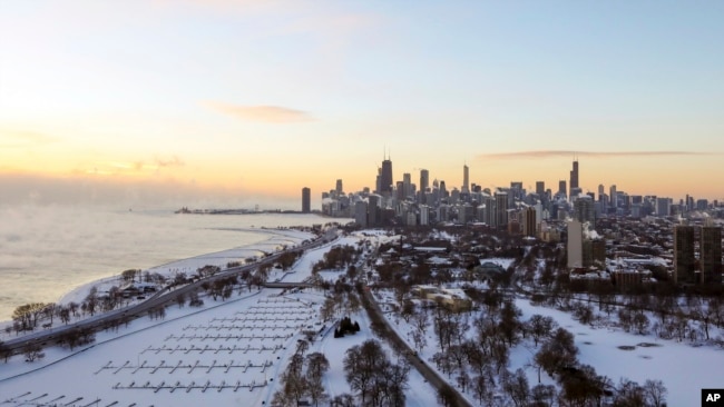 La orilla del lago de Chicago está cubierta de hielo el miércoles 30 de enero de 2019. Las temperaturas cayeron en picado en Chicago cuando los funcionarios advirtieron sobre aventurarse en el clima peligrosamente frío.