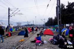 0472: Sleeping on the tracks: refugees are pitching tent wherever they can. (J. Dettmer/VOA)