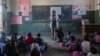 Des élèves mozambicains suivent à l'école primaire de Mitilene où des classes bilingues sont enseignées, à Manhica, au Mozambique, le 20 juin 2018.