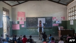 Des élèves mozambicains suivent à l'école primaire de Mitilene où des classes bilingues sont enseignées, à Manhica, au Mozambique, le 20 juin 2018.
