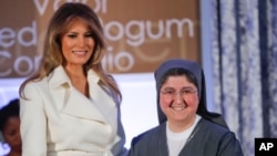 ABŞ-ın birinci xanımı Melaniya Tramp Suriyadan Karolin Tahhan Faxaxa Beynəlxalq Qadın Şücaəti mükafatını təqdim edir