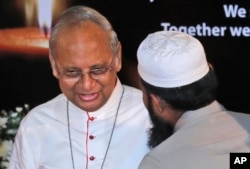 Un clérigo musulmán de Sri Lanka habla con el arzobispo de la nación, el cardenal Malcolm Ranjith, durante una función para expresar solidaridad con todas las víctimas de los ataques del domingo de Pascua, en Colombo, Sri Lanka, el domingo 28 de abril de 2019.