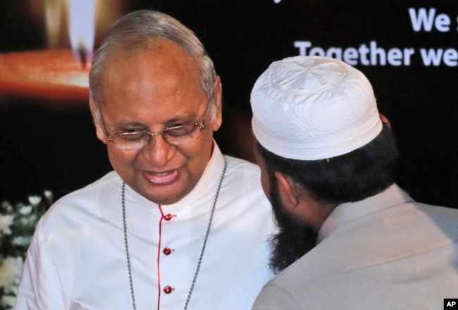 Un clérigo musulmán de Sri Lanka habla con el arzobispo de la nación, el cardenal Malcolm Ranjith, durante una función para expresar solidaridad con todas las víctimas de los ataques del domingo de Pascua, en Colombo, Sri Lanka, el domingo 28 de abril de 2019.