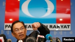 Malaysia's opposition leader Anwar Ibrahim gestures during a news conference at his party's headquarters in Petaling Jaya, outside Kuala Lumpur, May 7, 2013. 