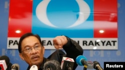ທ່ານ Anwar Ibrahim ຜູ້ນໍາພັກປະສົມຂອງກຸ່ມ Pakatan Rakyat ທີ່ເປັນພັກຝ່າຍຄ້ານ ຖ່າຍຮູບໃນກອງປະຊຸມຖະແຫລງຂ່າວ ທີ່ສໍານັກງານຂອງພັກ ຂອງທ່ານ ທີ່ເມືອງ Petaling Jaya ນອກນະຄອນຫລວງ Kuala Lumpur ໃນວັນທີ 7 ພຶດສະາ 2013. 