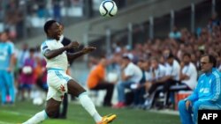 Le défenseur ivoirien de l'Olympique de Marseille, Brice Dja Djedje, contrôle le ballon lors du match de football entre l'Olympique de Marseille et la Juventus, au stade Vélodrome de Marseille, France, 1er août 2015.